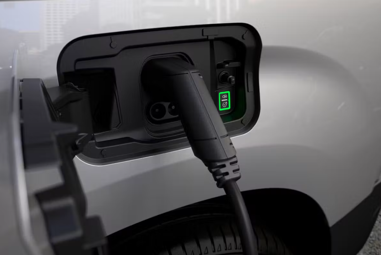 Peugeot e-partner electric van charging port